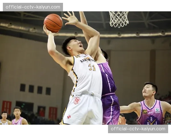 CBA“走进校园”活动在沈阳启动，辽篮球员指导中学生篮球训练