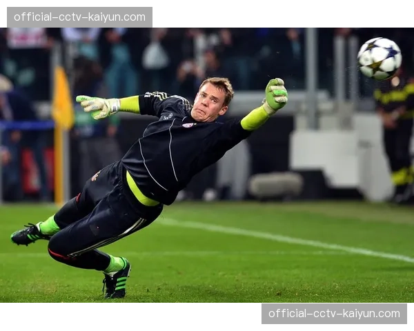 特写：诺伊尔神勇两连扑，力保拜仁球门不失