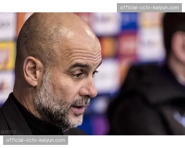 特写镜头：瓜迪奥拉在场边不断示意球队阵型从4-3-3切换为3-2-4-1