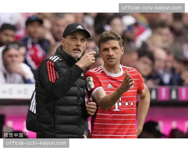 拜仁替补席紧张观战，图赫尔场边频繁指挥